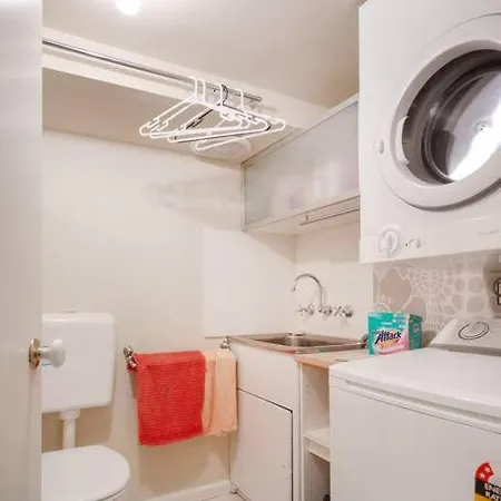 Upstairs Studio Apartment With Street Access Melbourne Exterior photo
