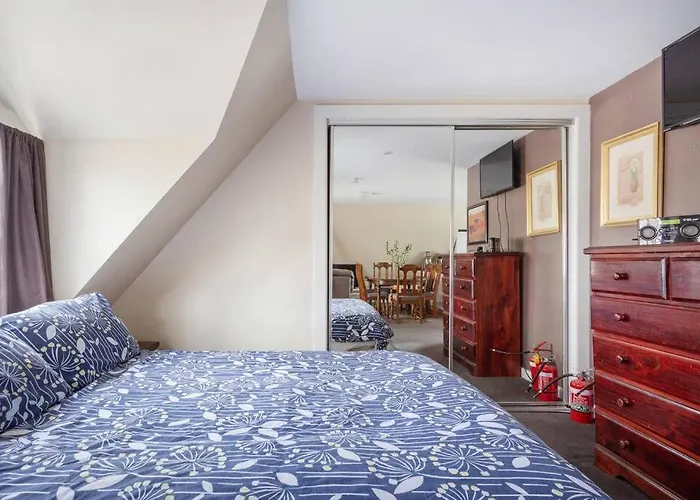 Upstairs Studio Apartment With Street Access