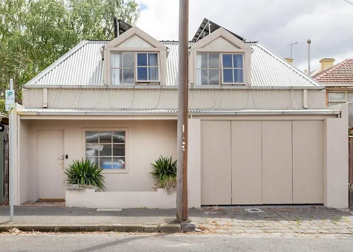 Upstairs Studio Apartment With Street Access